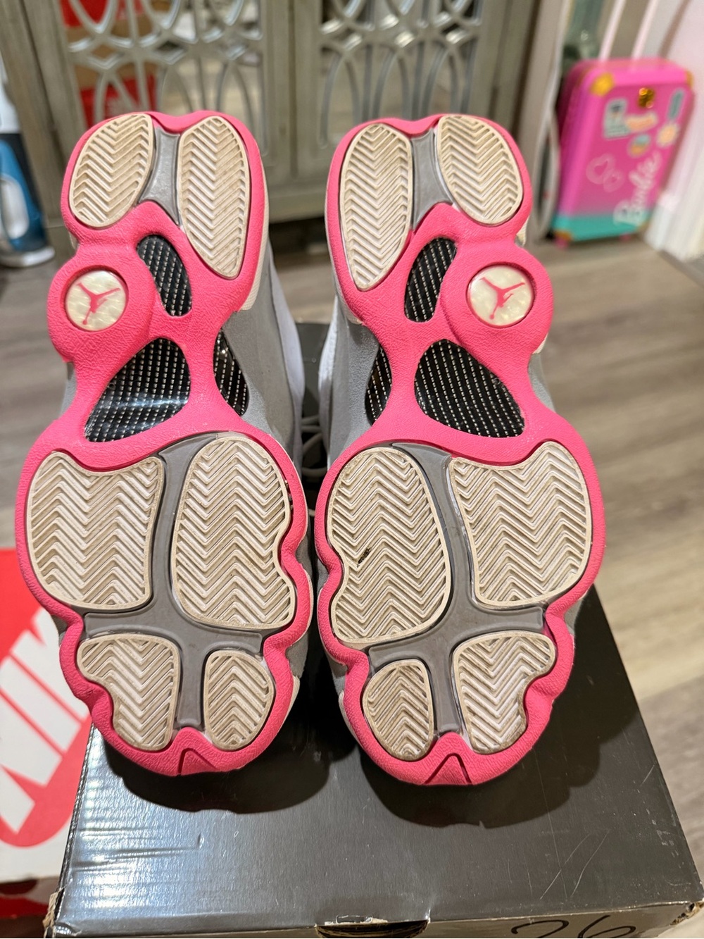 Jordan Girls' Retro 13 “STEALTH” - White/Grey/Pink - Picture 7 of 9